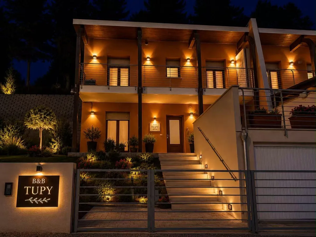 TUPY B&B illuminato di sera
